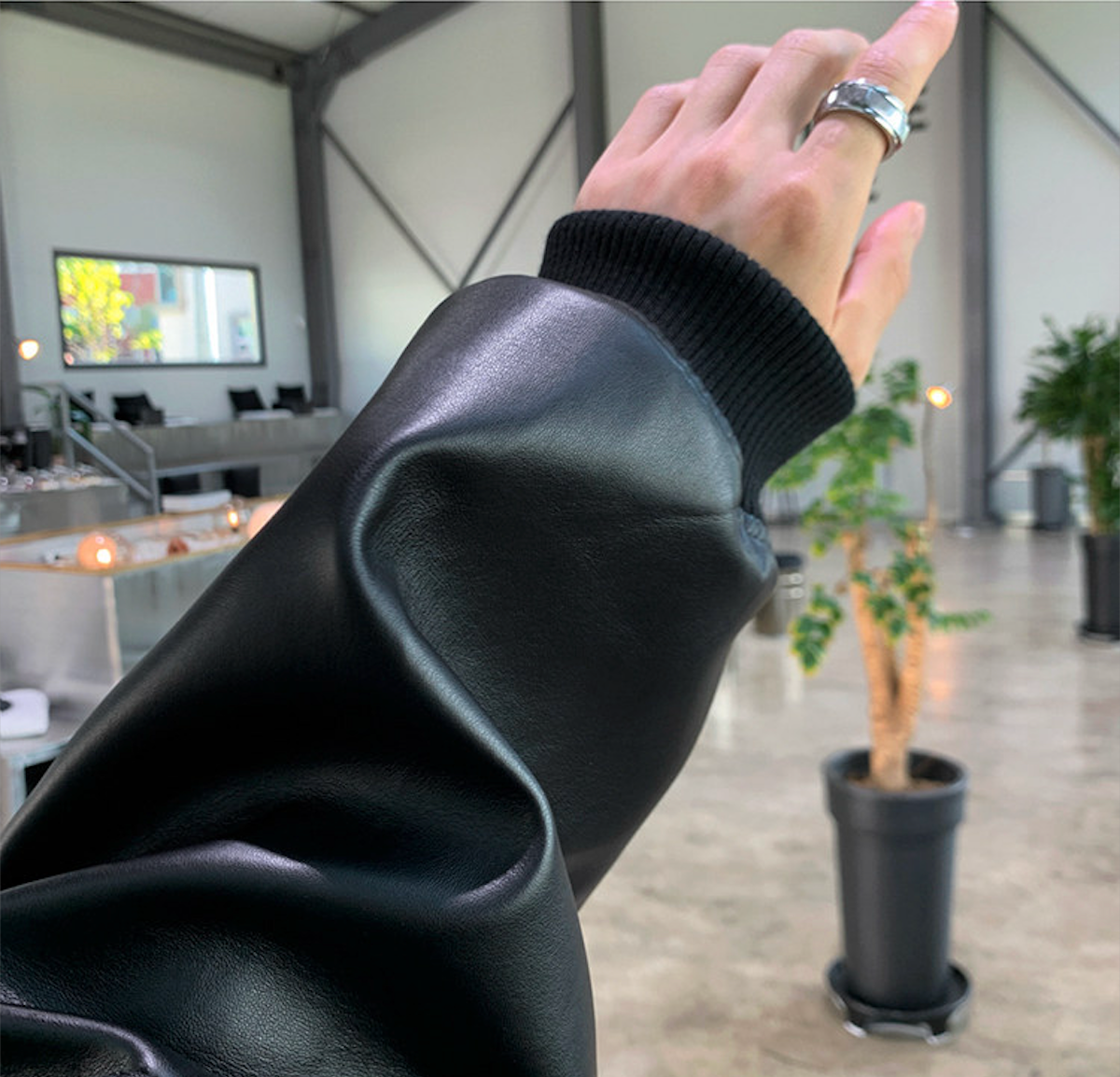 レイヤードフード付きレザージャケット